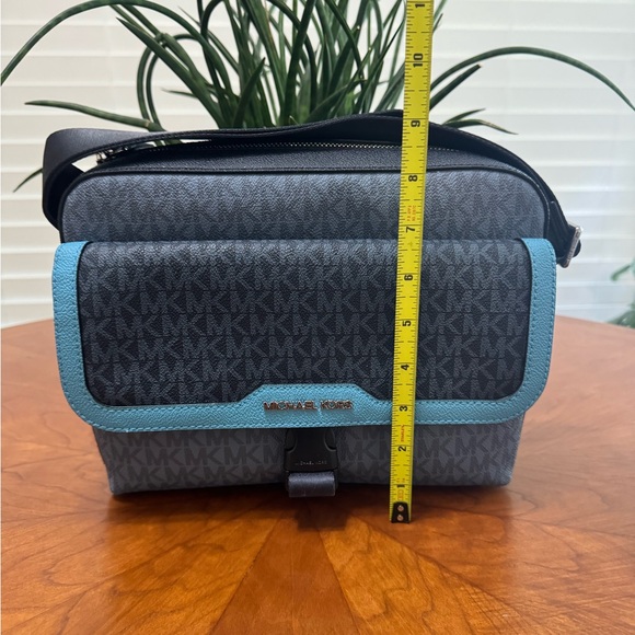 Micheal Kors men crossbody - Picture 3 of 5